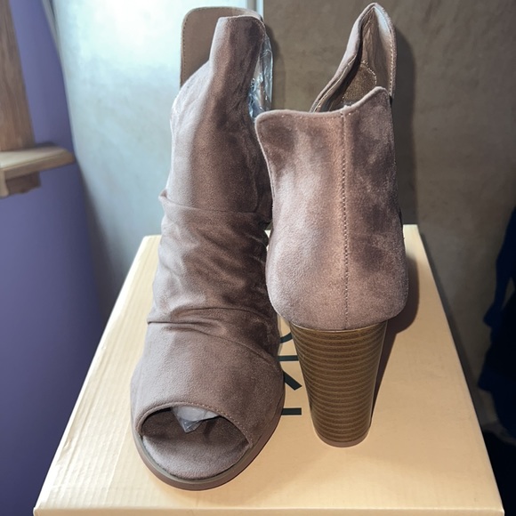 🆕 Taupe Peep Toe Booties - Picture 3 of 9
